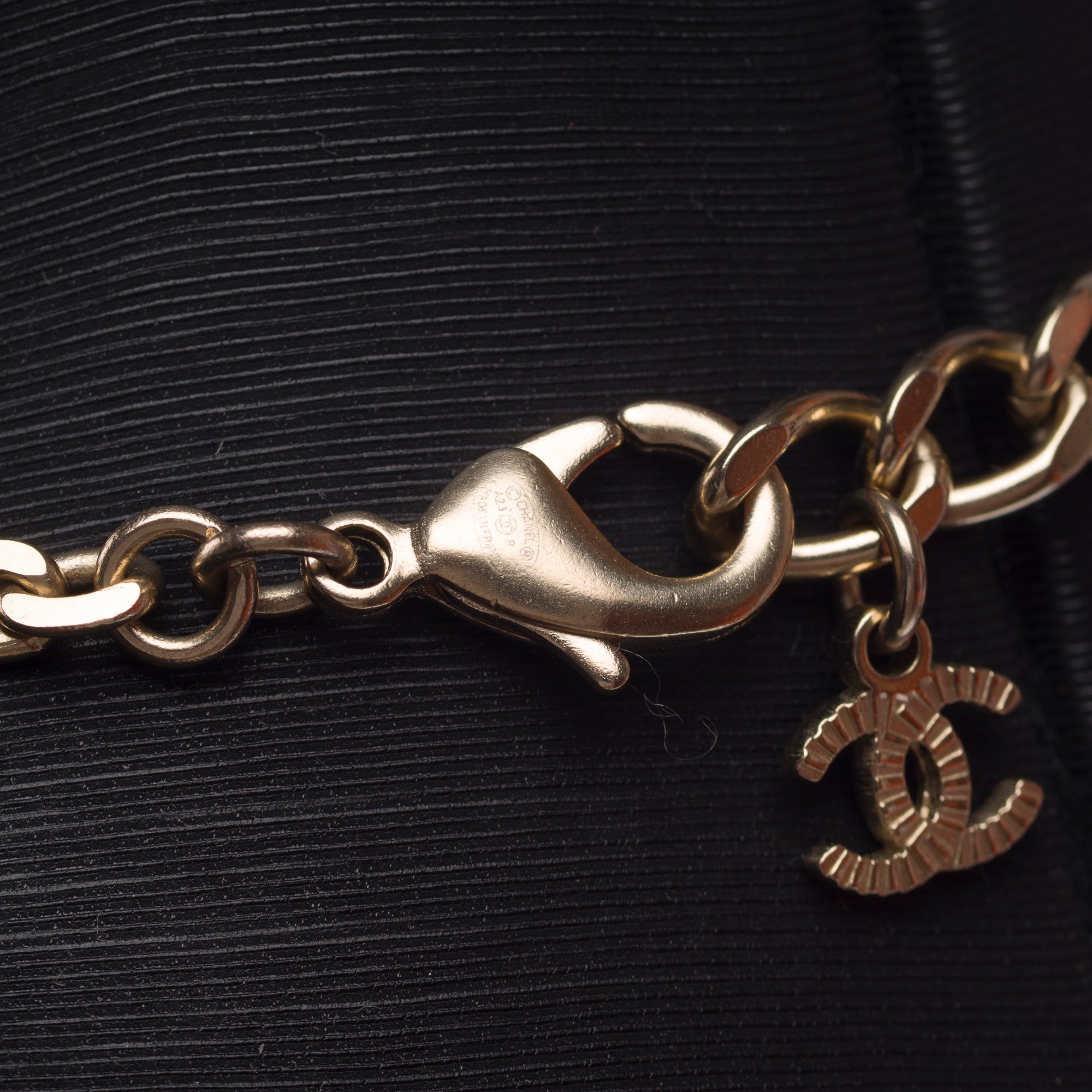 Bijoux CHANEL CC en Métal Doré - 103523